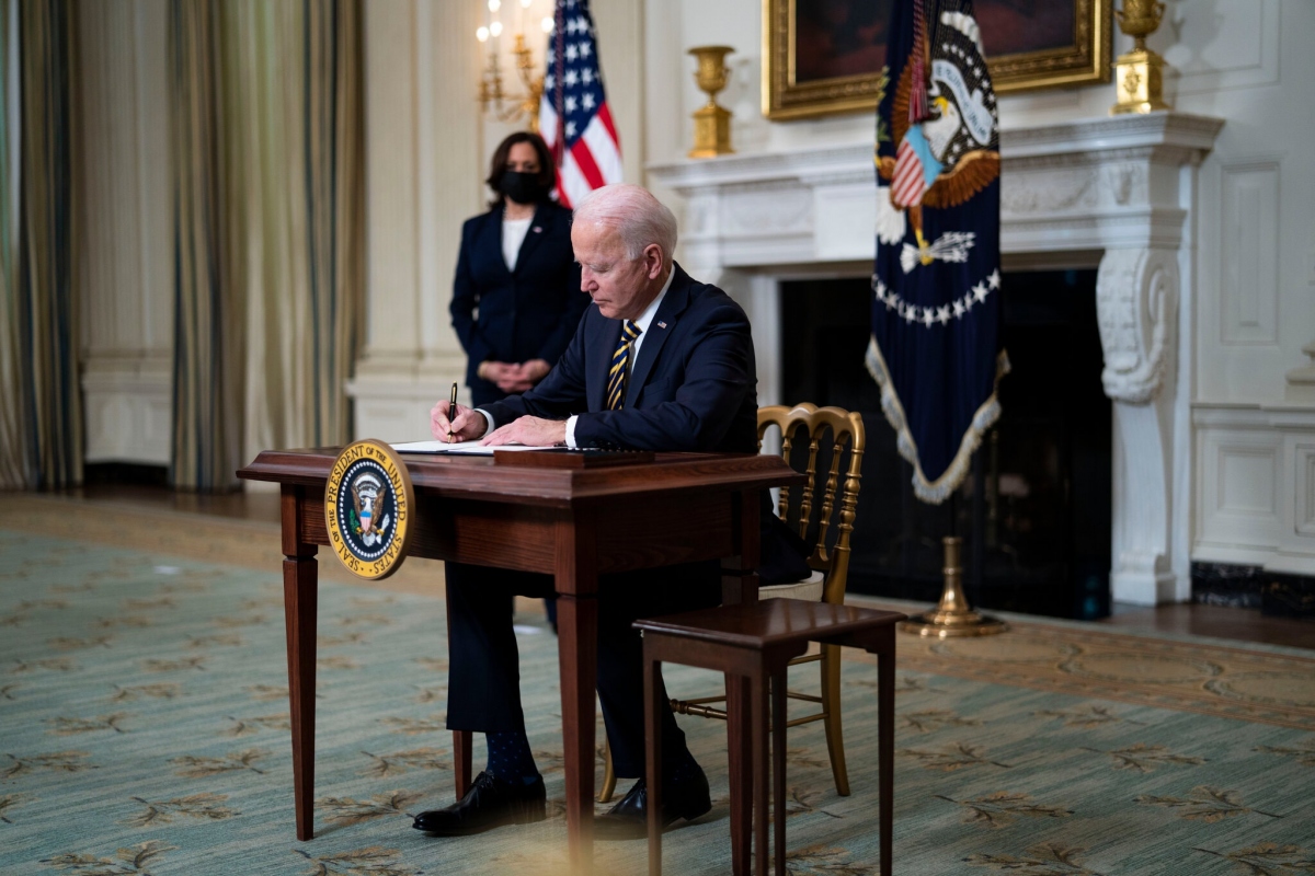 Tổng thống Mỹ Joe Biden ký sắc lệnh hành pháp thúc đẩy nỗ lực hợp tác với các đồng minh trong lĩnh vực chip bán dẫn và các sản phẩm đóng vai trò chiến lược của Mỹ. Ảnh: NY Times