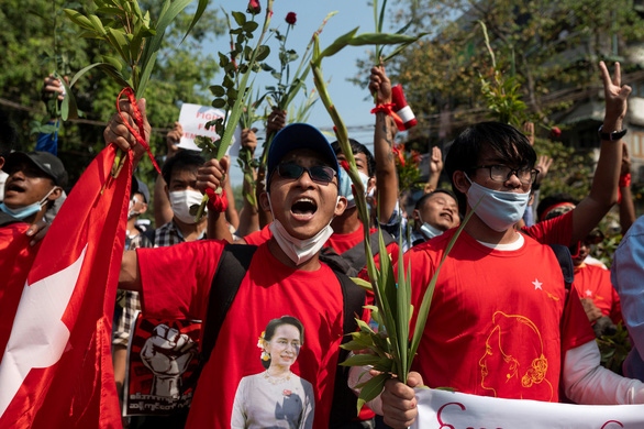 Người biểu tình ở Yangon, Myanmar phản đối cuộc đảo chính của quân đội. Ảnh: Reuters.