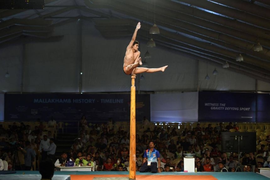 Mallakhamb là sự kết hợp giữa yoga và nhiều môn thể thao khác. (Ảnh: AFP)