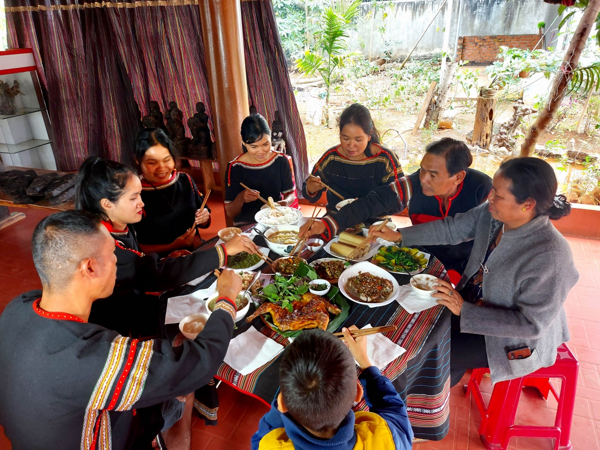 Bữa cơm sum họp đầu năm - Kết nối các thế hệ người Êđê