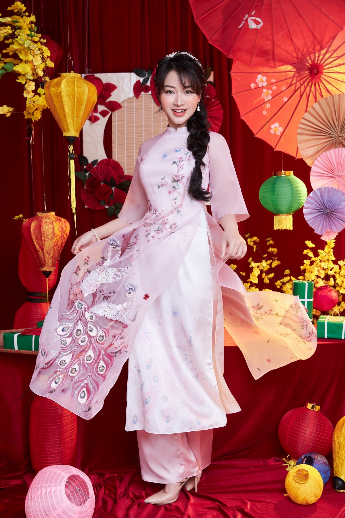 bui duong thai ha diu dang trong ta ao dai xuan voi nhung hoa tiet bat mat hinh anh 1