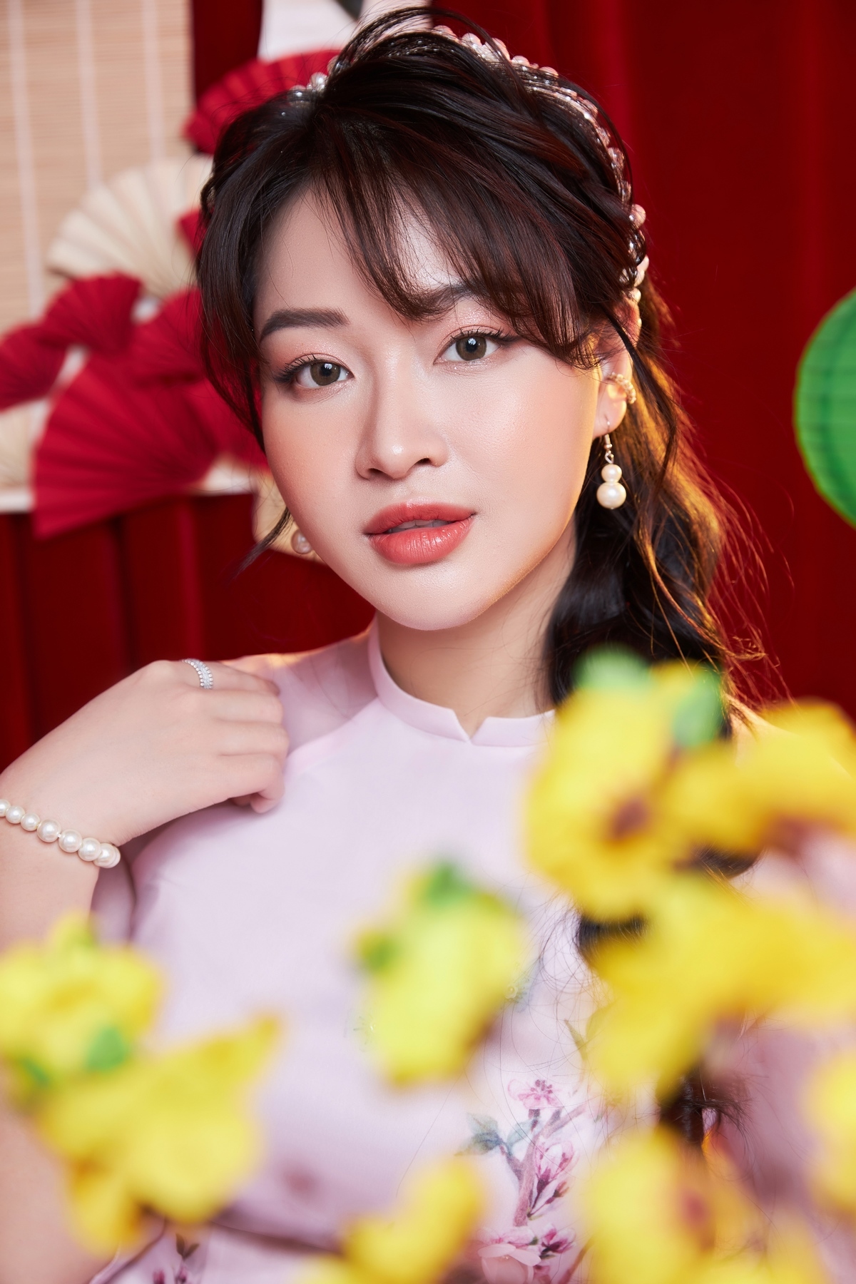 bui duong thai ha diu dang trong ta ao dai xuan voi nhung hoa tiet bat mat hinh anh 2