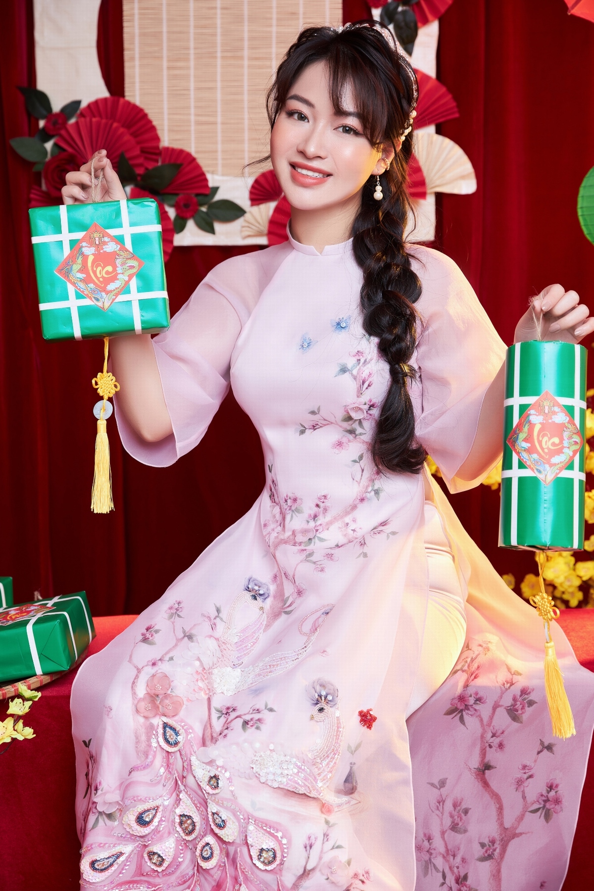 bui duong thai ha diu dang trong ta ao dai xuan voi nhung hoa tiet bat mat hinh anh 4