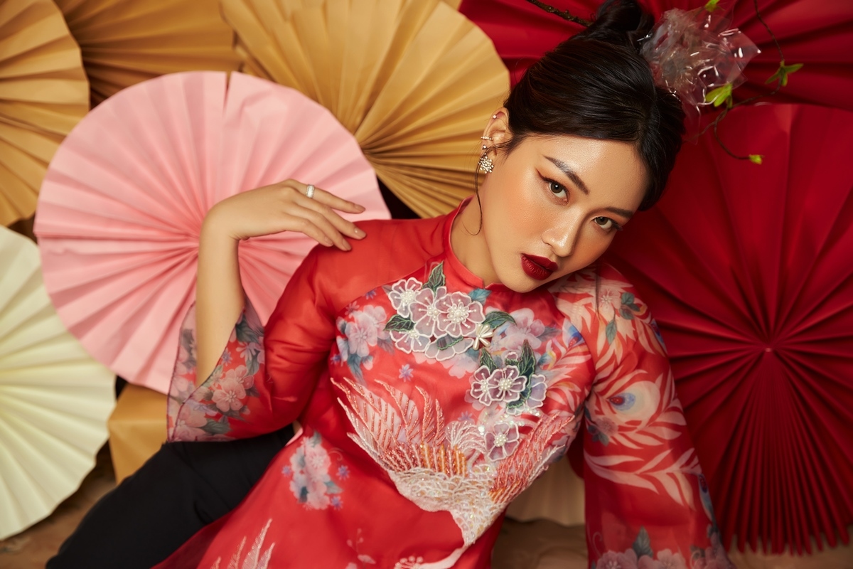 bui duong thai ha diu dang trong ta ao dai xuan voi nhung hoa tiet bat mat hinh anh 6