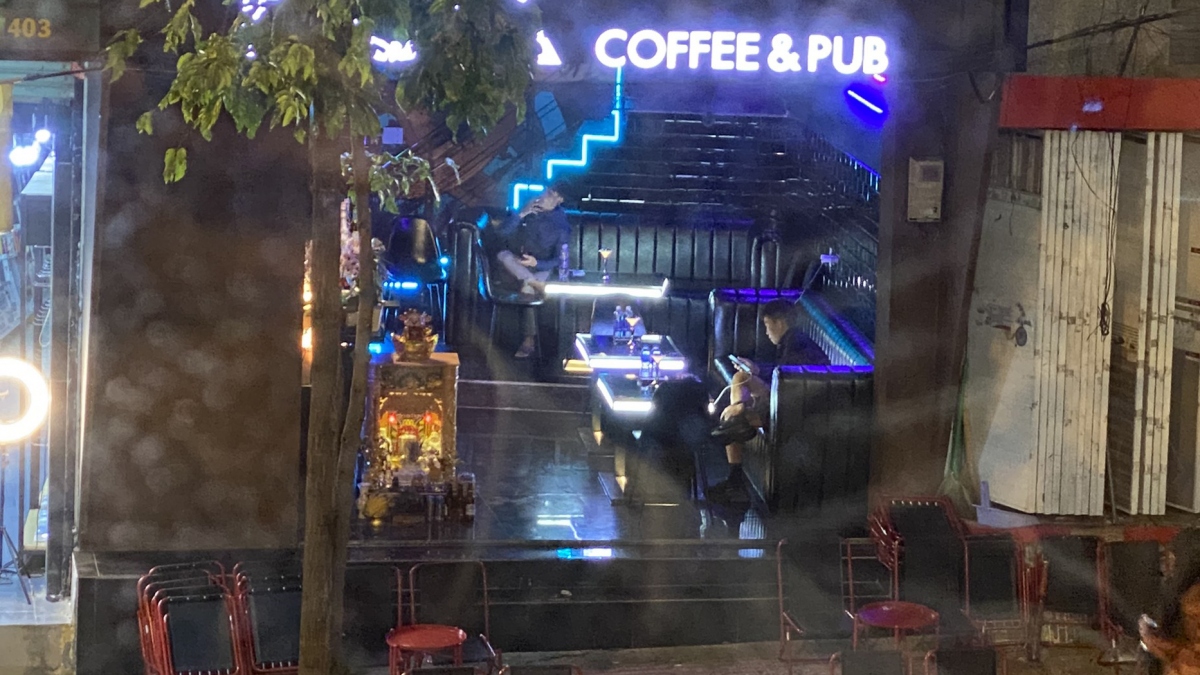 Cơ sở FOX Coffee & Pub vẫn hoạt động bình thường dù UBND tỉnh Đắk Lắk đã ra văn bản yêu cầu tạm dừng hoạt động các cơ sở kinh doanh dịch vụ karaoke, quán bar/pub, vũ trường từ ngày 5 đến ngày 25/2/2021