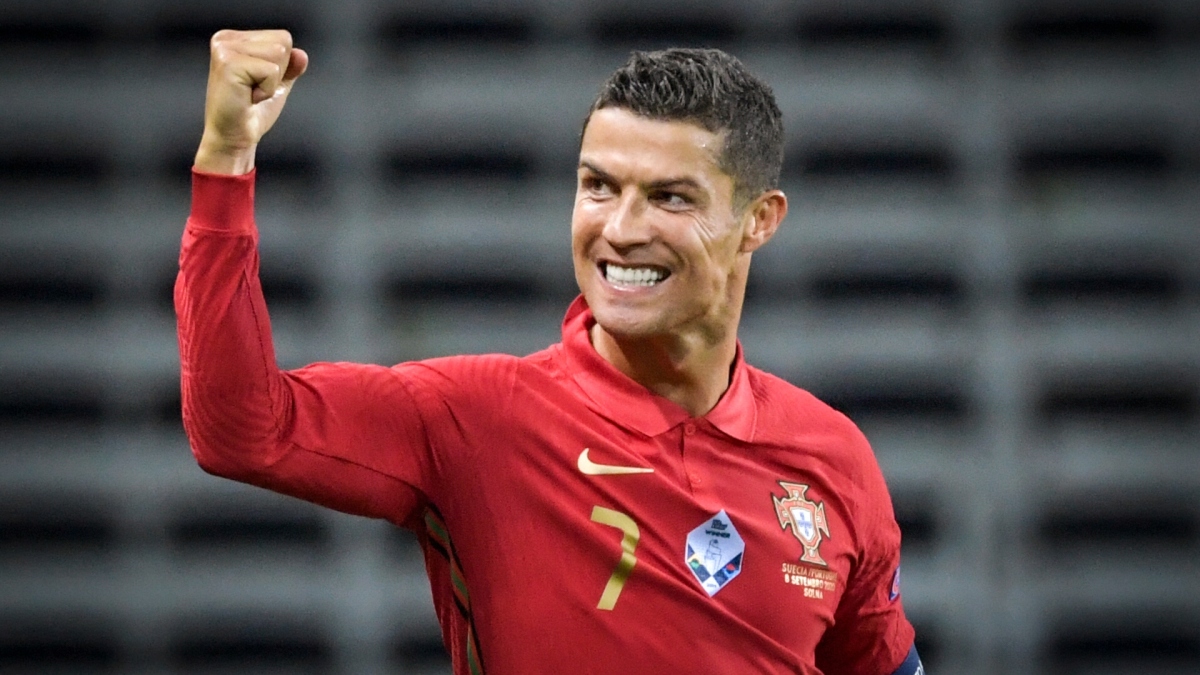 Ronaldo mừng sinh nhật con trai bằng kiểu đầu cực chất
