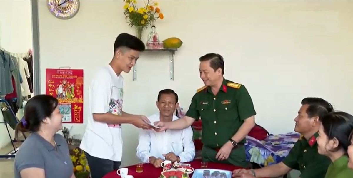 Đại diện Bộ chỉ huy quân sự tỉnh Vĩnh Long đến thăm và tặng quà các thanh niên trúng tuyển