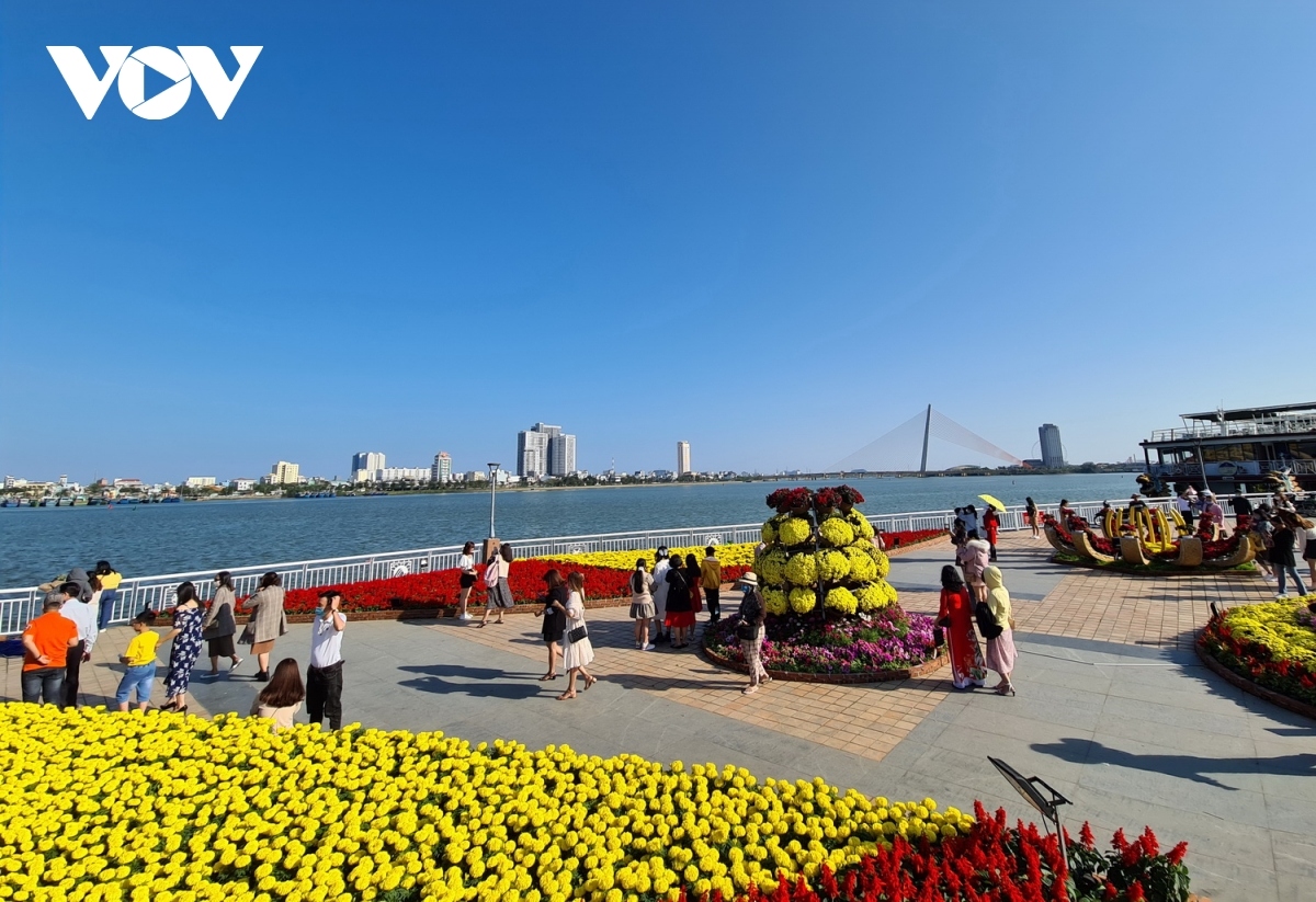 da nang welcomes crowds of visitors during tet picture 2