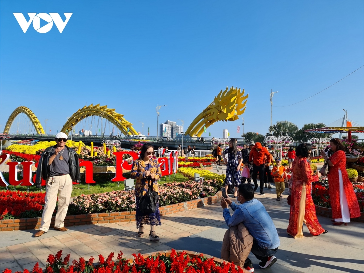 da nang welcomes crowds of visitors during tet picture 3