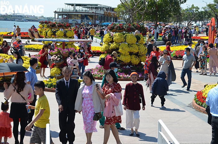 da nang welcomes crowds of visitors during tet picture 4