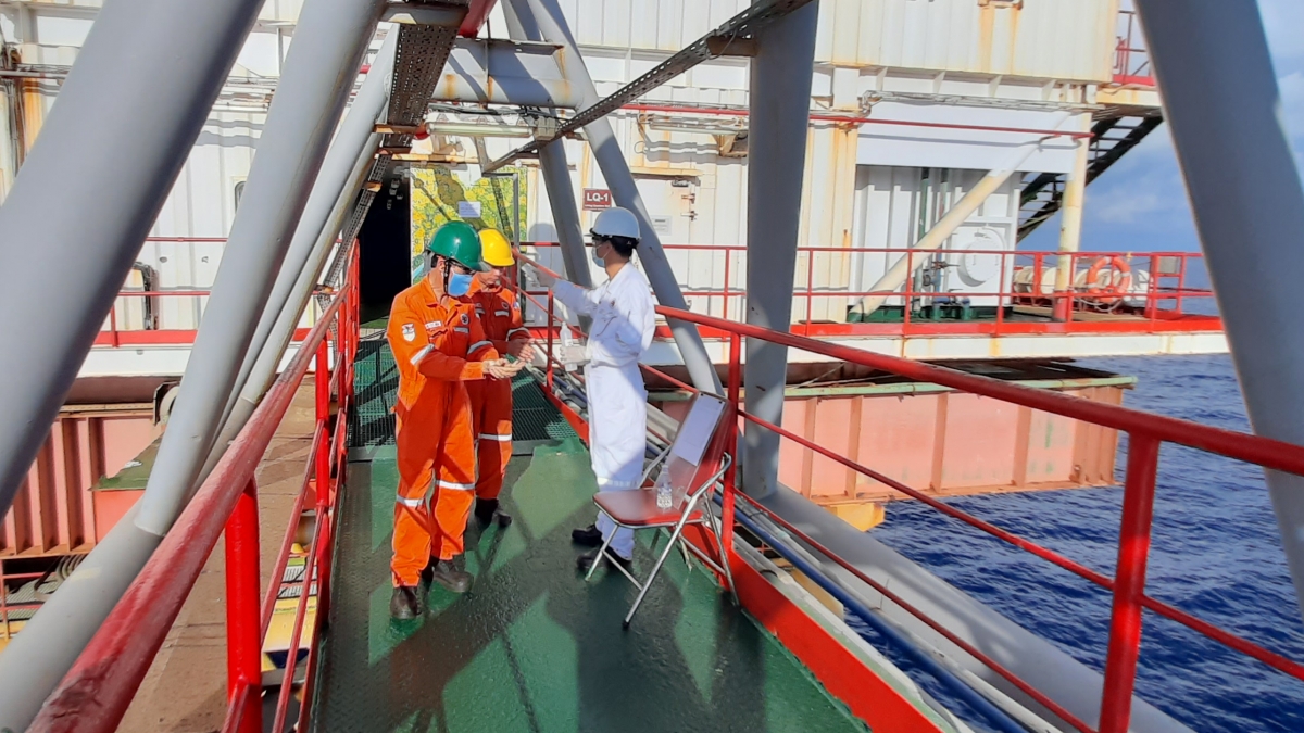 Đo thân nhiệt cho CBCNV làm việc trên giàn nén khí trung tâm Vietsovpetro.