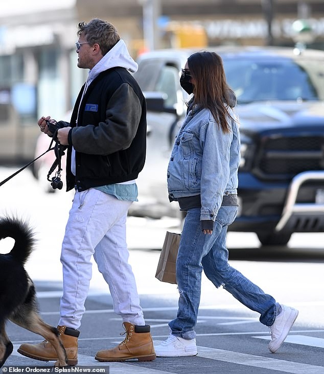 emily ratajkowski dien do denim ca tinh giau bung bau hinh anh 5