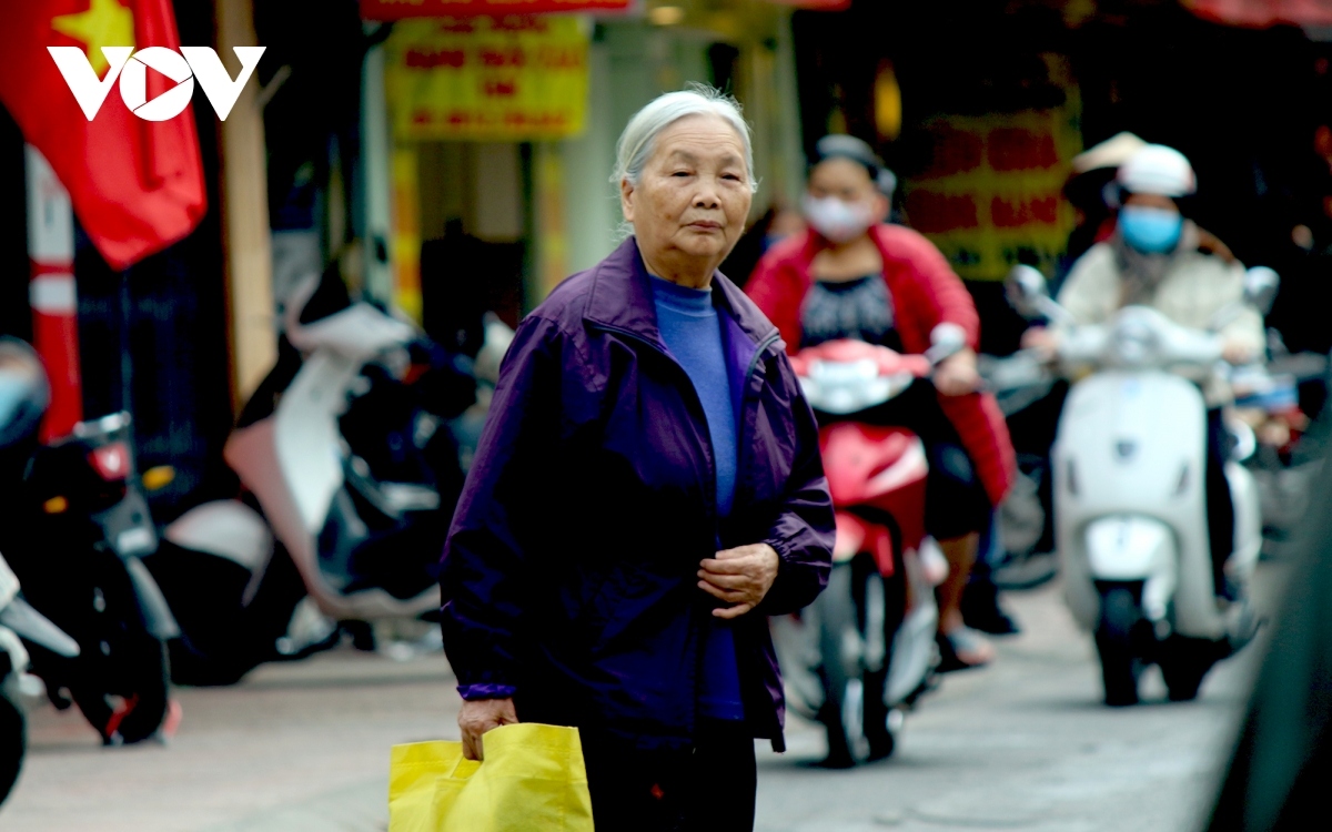 hanoi residents ignore virus warnings despite fresh outbreak picture 4