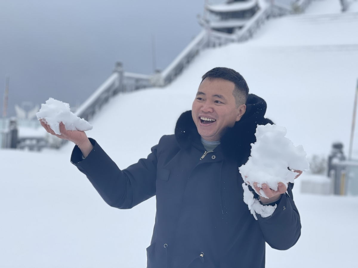 fansipan mt. in thick blanket of snow again as temperature falls to -3 picture 10