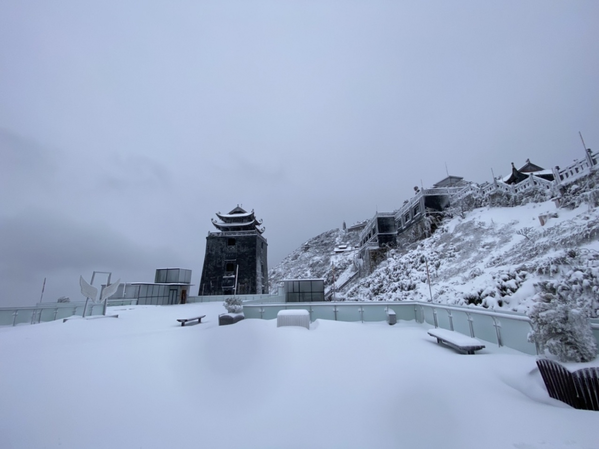 fansipan mt. in thick blanket of snow again as temperature falls to -3 picture 11