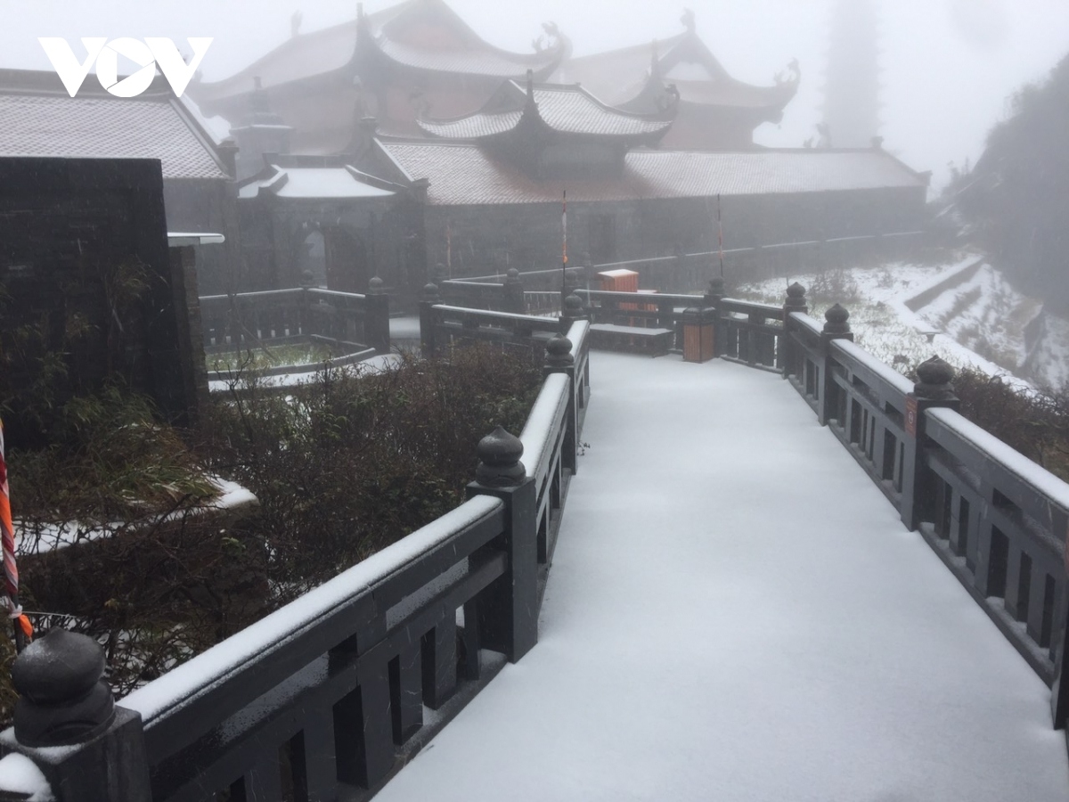 fansipan left fully covered in snow and ice ahead lunar new year picture 13