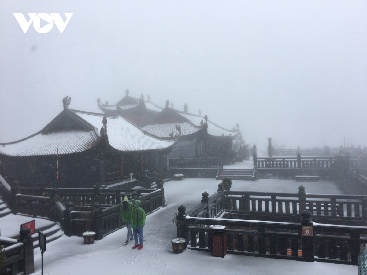 fansipan left fully covered in snow and ice ahead lunar new year picture 14