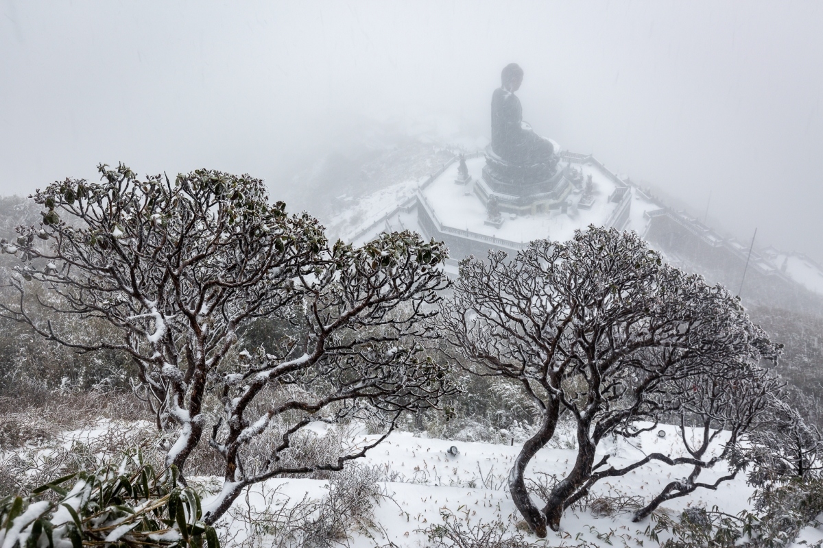 fansipan mt. in thick blanket of snow again as temperature falls to -3 picture 14