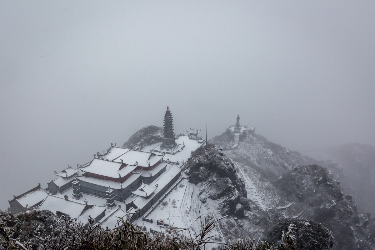 fansipan mt. in thick blanket of snow again as temperature falls to -3 picture 15