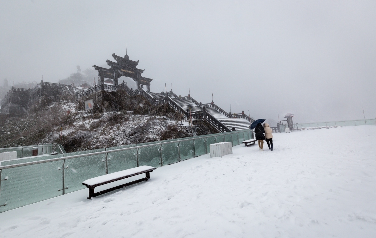 fansipan mt. in thick blanket of snow again as temperature falls to -3 picture 17