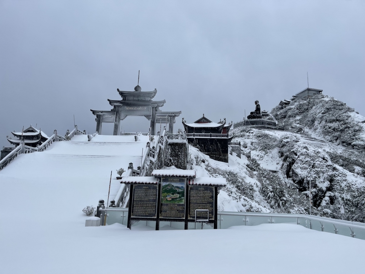 fansipan mt. in thick blanket of snow again as temperature falls to -3 picture 1