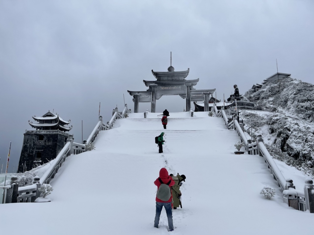 fansipan mt. in thick blanket of snow again as temperature falls to -3 picture 2
