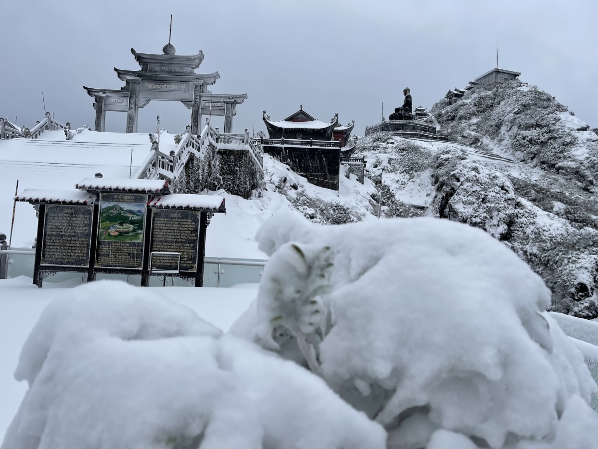 fansipan mt. in thick blanket of snow again as temperature falls to -3 picture 3