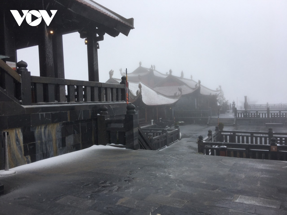 fansipan left fully covered in snow and ice ahead lunar new year picture 4