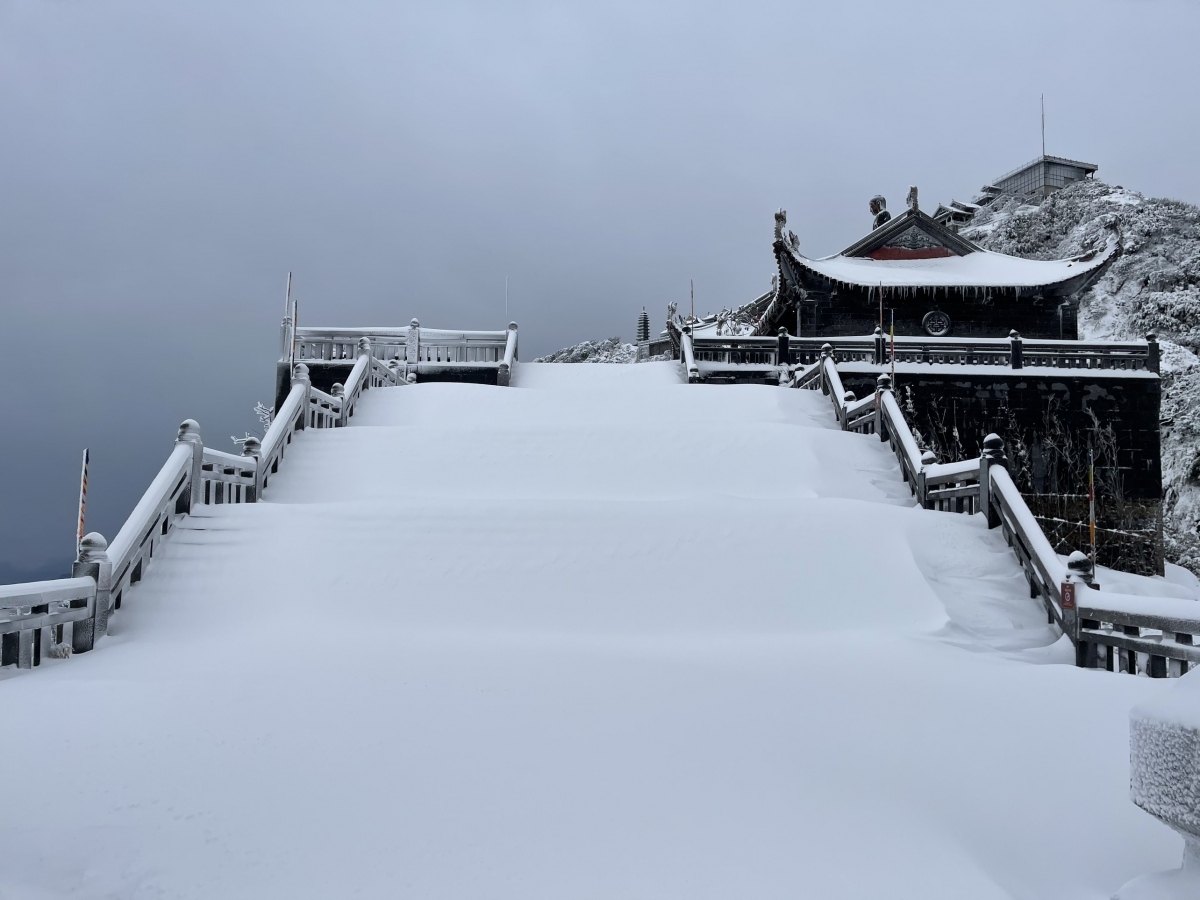 fansipan mt. in thick blanket of snow again as temperature falls to -3 picture 4