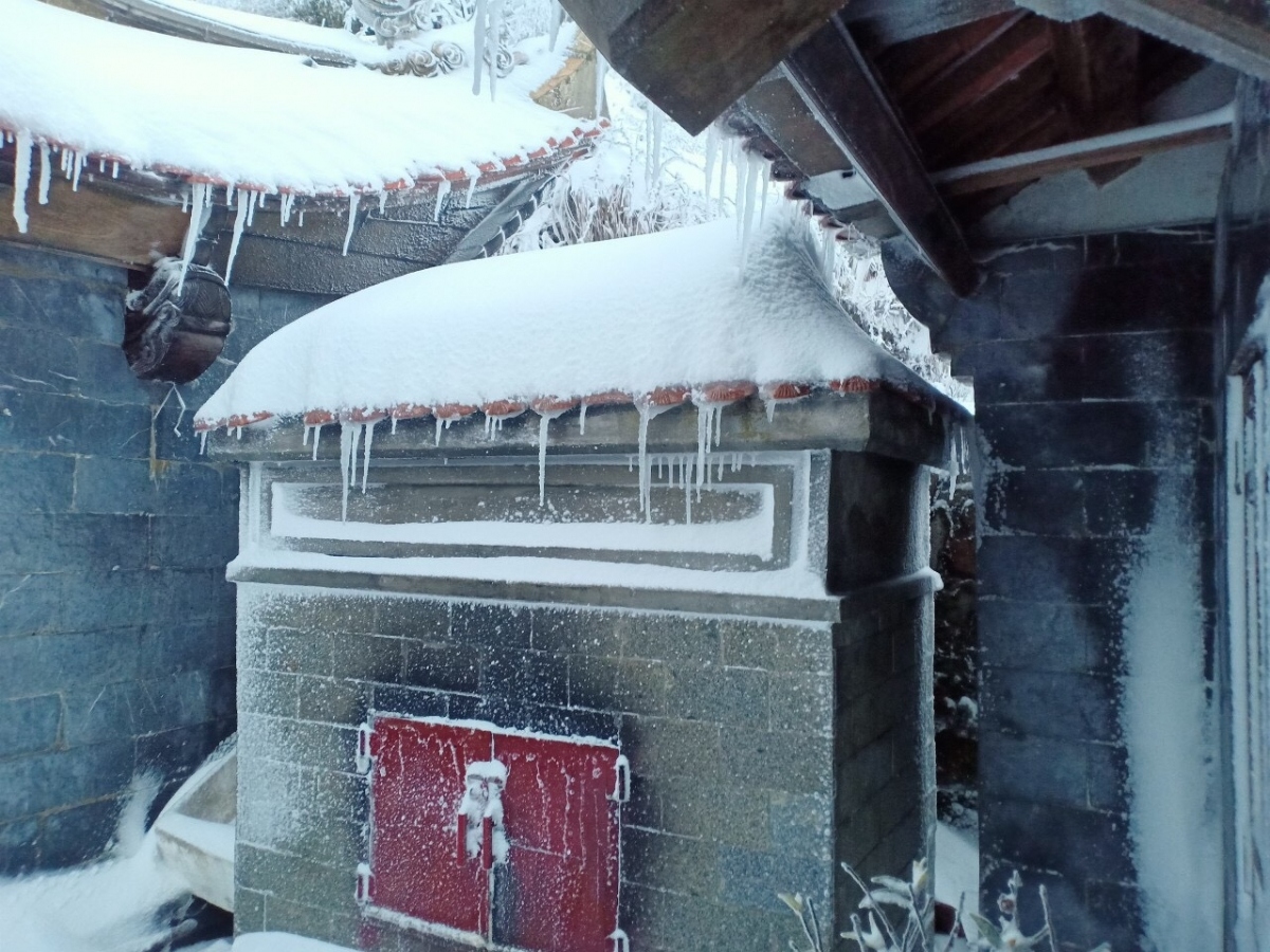 fansipan mt. in thick blanket of snow again as temperature falls to -3 picture 5