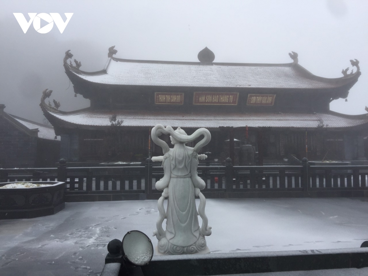 fansipan left fully covered in snow and ice ahead lunar new year picture 6