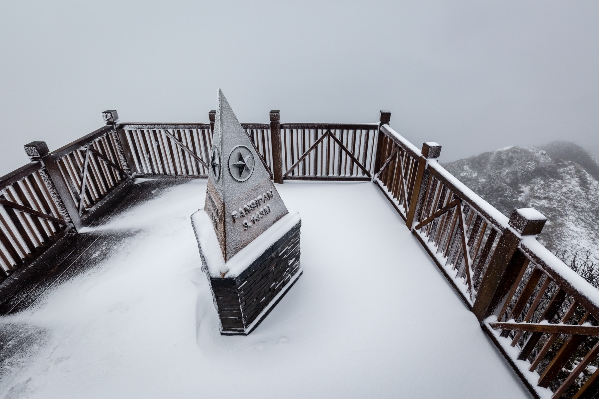 fansipan mt. in thick blanket of snow again as temperature falls to -3 picture 7