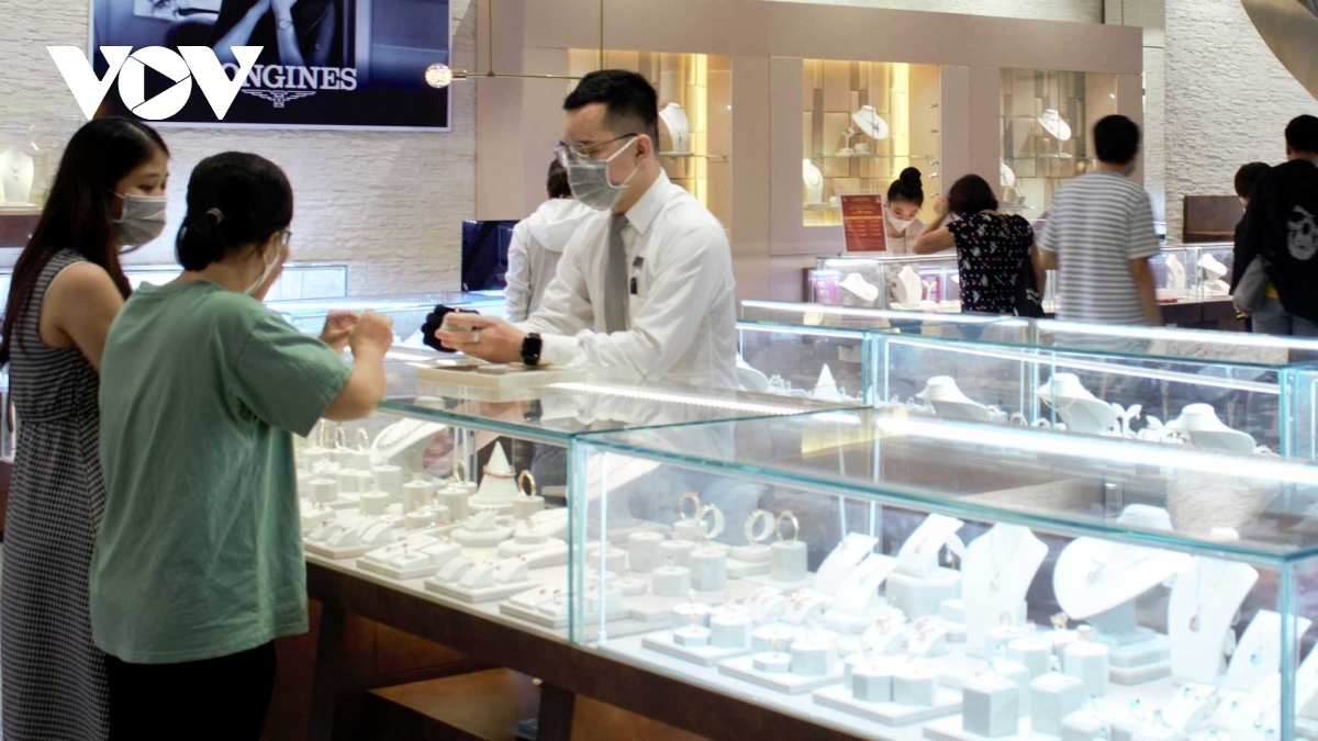 customers follow covid-19 rules while purchasing gold on god of wealth day picture 3 customers follow covid-19 rules while purchasing gold on god of wealth day picture 3