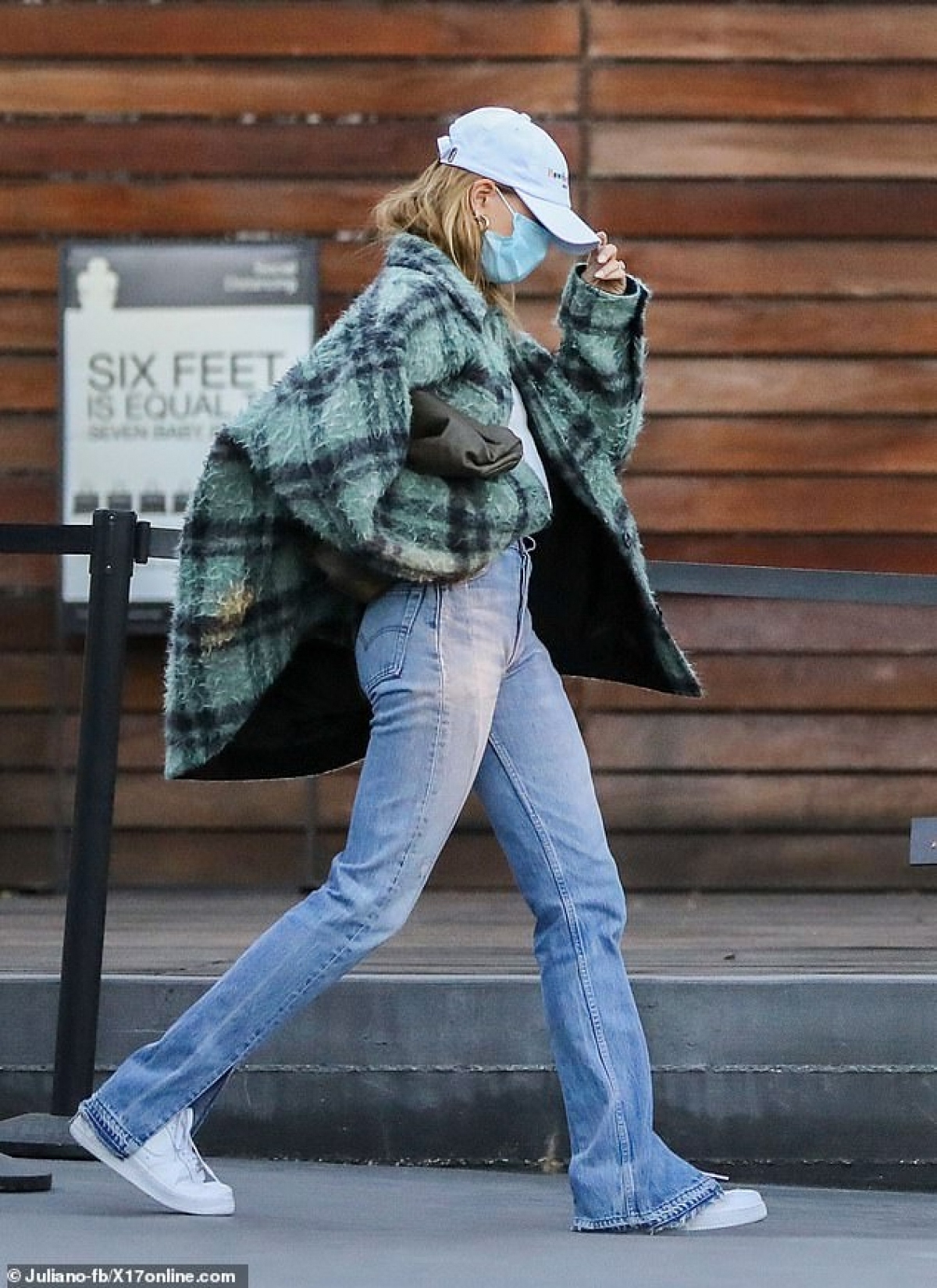 hailey baldwin dien do phong cach di an trua hinh anh 8