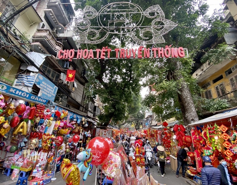 traditional market on hang luoc street bustling ahead of tet picture 1
