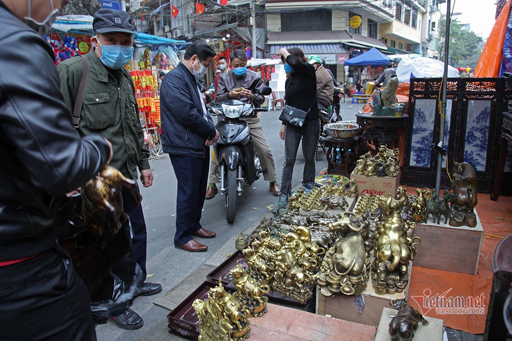 traditional market on hang luoc street bustling ahead of tet picture 11