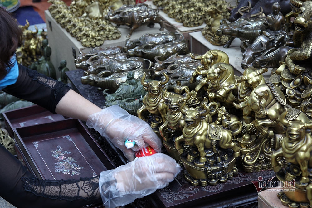 traditional market on hang luoc street bustling ahead of tet picture 12