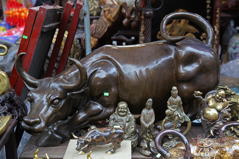 traditional market on hang luoc street bustling ahead of tet picture 14