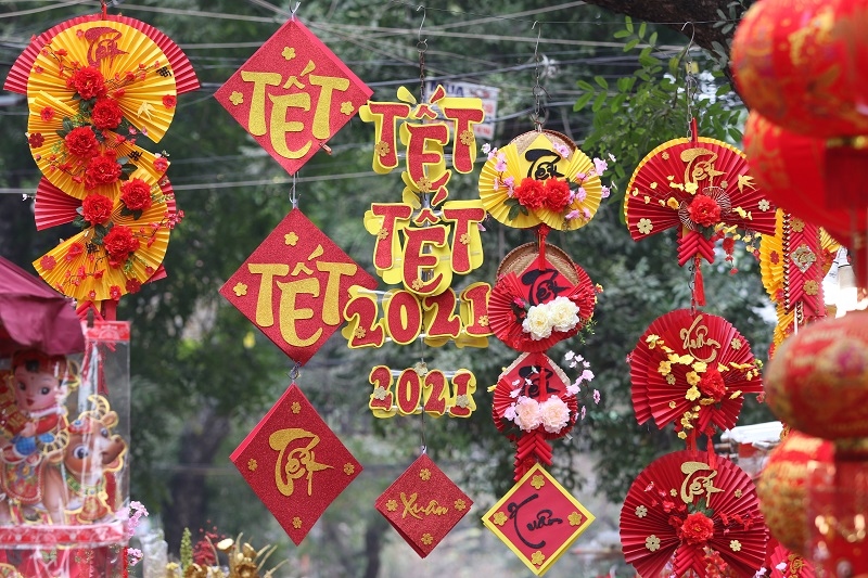 traditional market on hang luoc street bustling ahead of tet picture 2