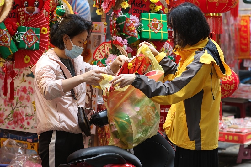traditional market on hang luoc street bustling ahead of tet picture 5