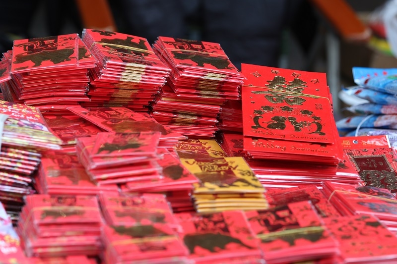 traditional market on hang luoc street bustling ahead of tet picture 7