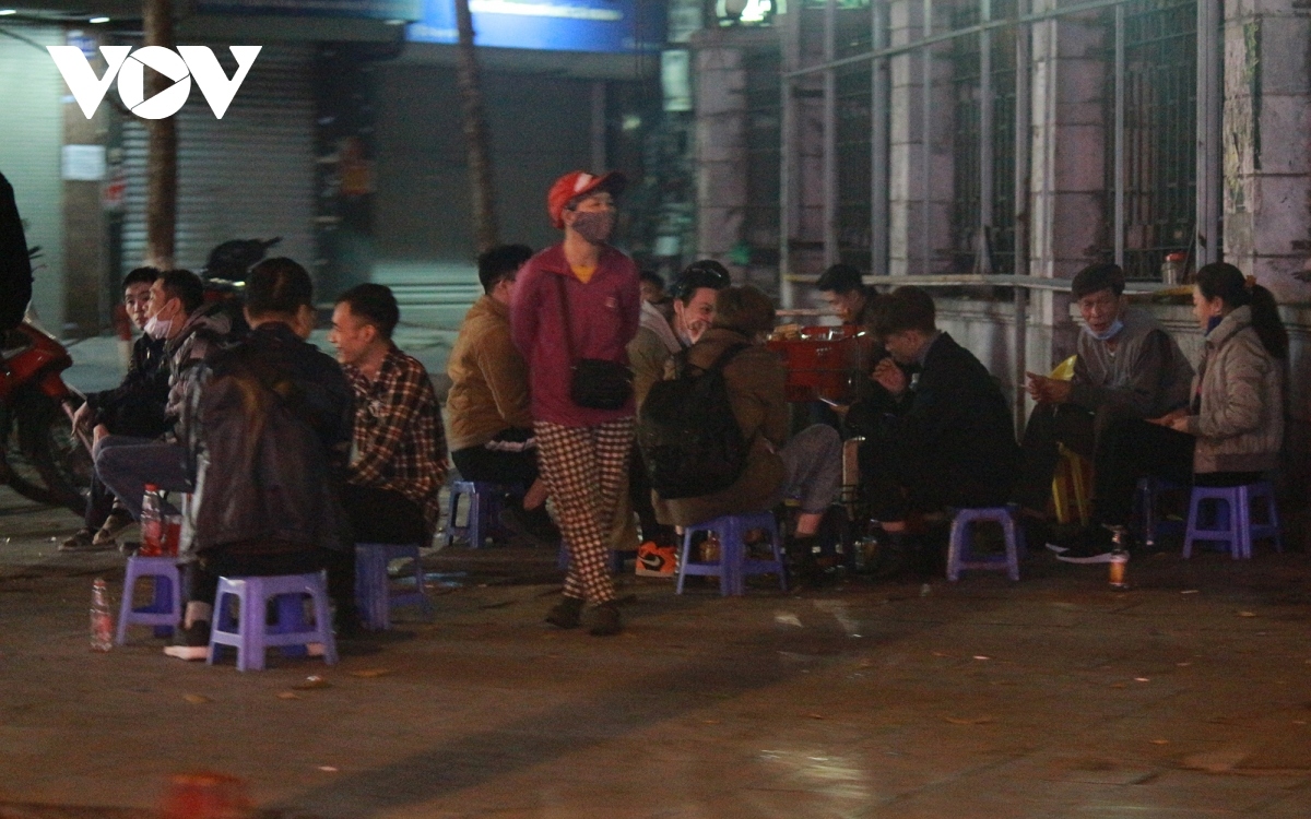 street food stalls in hanoi violate covid-19 guidelines picture 3