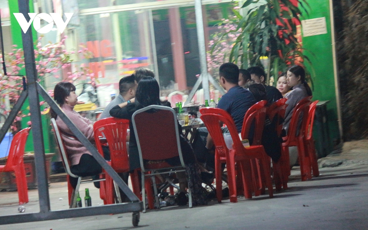 street food stalls in hanoi violate covid-19 guidelines picture 6