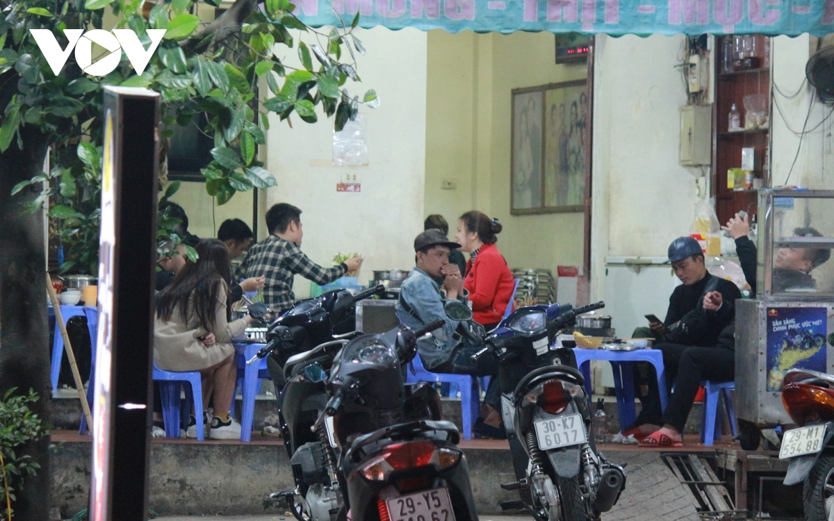 street food stalls in hanoi violate covid-19 guidelines picture 8