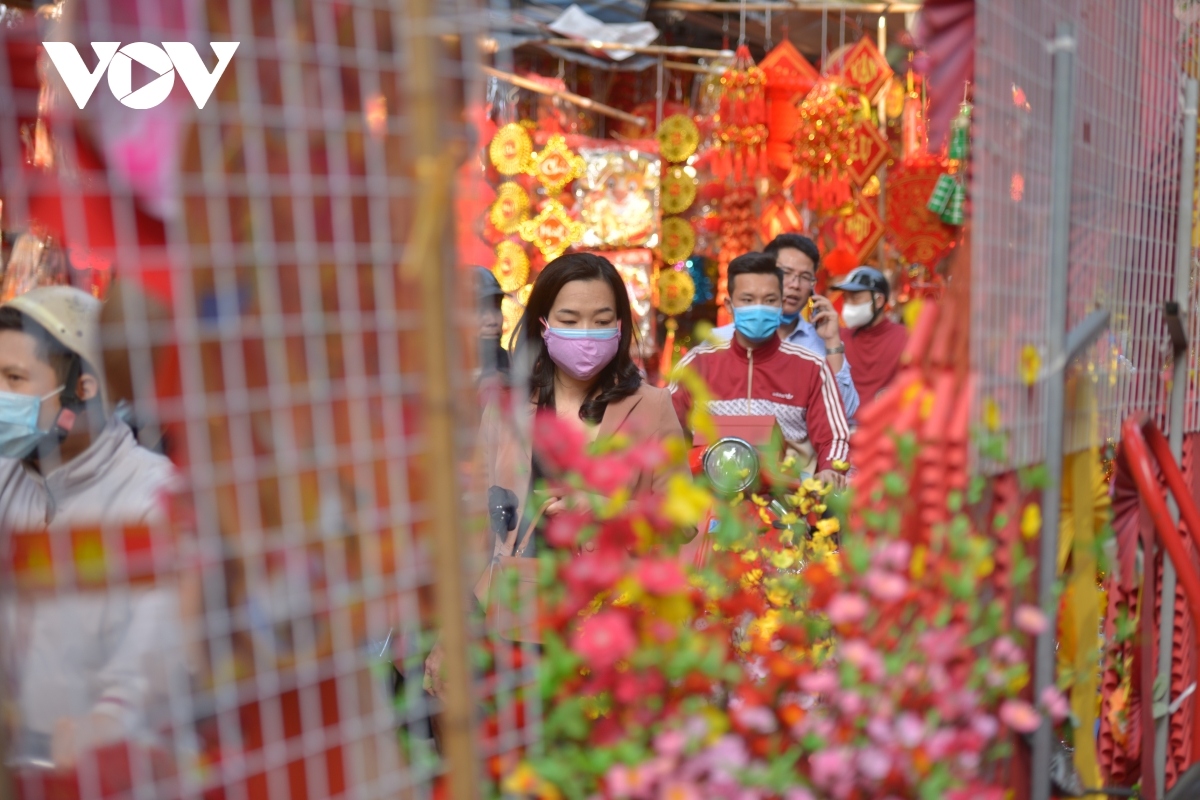 colourful tet flower market in the hanoi old quarter picture 13