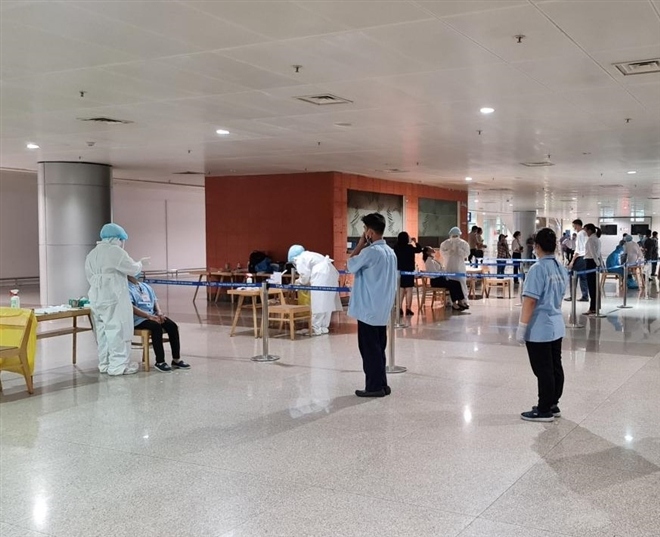 tan son nhat airport operates normally following a coronavirus infection picture 1