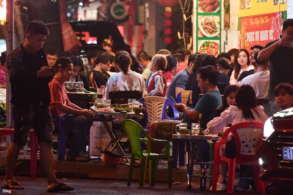street bars in hcm city remain crowded despite temporary closure order picture 2