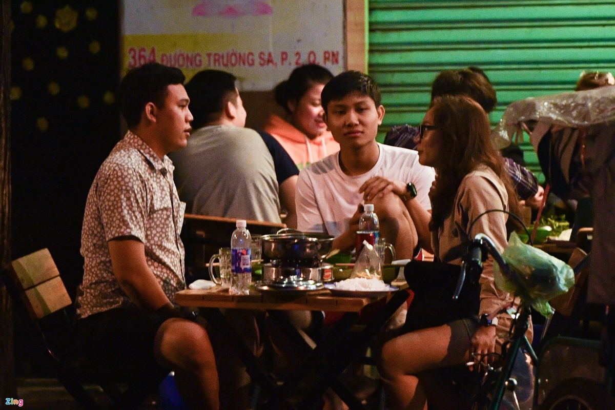 street bars in hcm city remain crowded despite temporary closure order picture 3