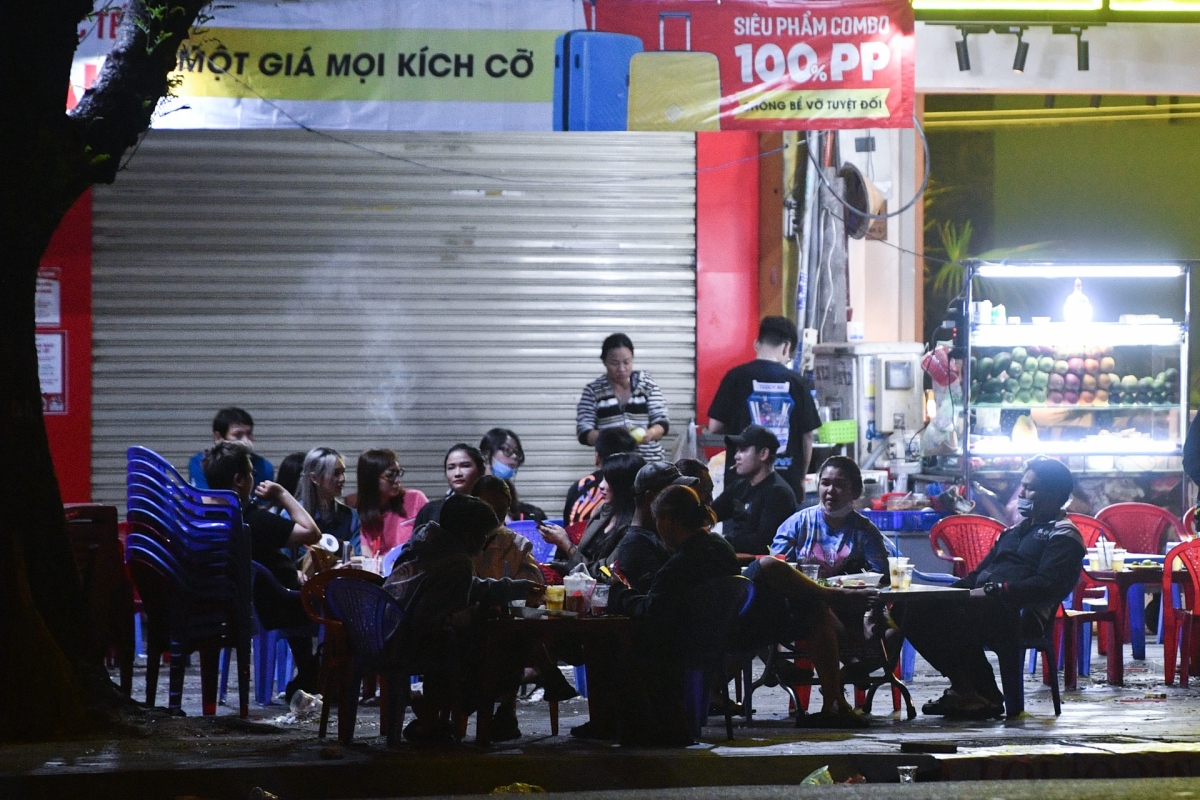 street bars in hcm city remain crowded despite temporary closure order picture 8