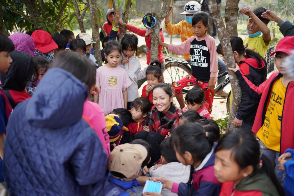 hoa hau h hen nie choi dua cung cac em nho dong bao dan toc thieu so hinh anh 8